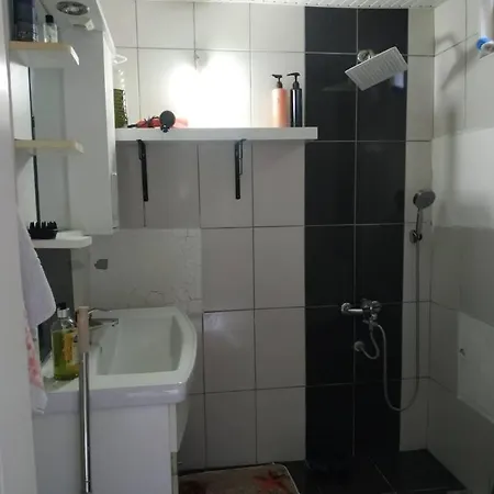 Apartmán Havaalanina 7 Km Lara Plajlarina 3 Km Bahceli Ev