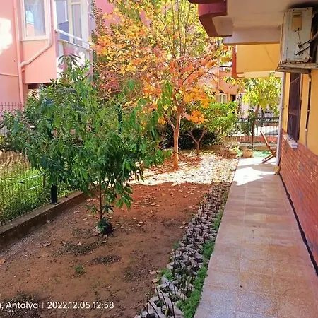 Havaalanina 7 Km Lara Plajlarina 3 Km Bahceli Ev Antalya