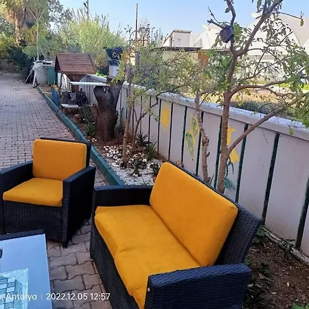 Havaalanina 7 Km Lara Plajlarina 3 Km Bahceli Ev Antalya